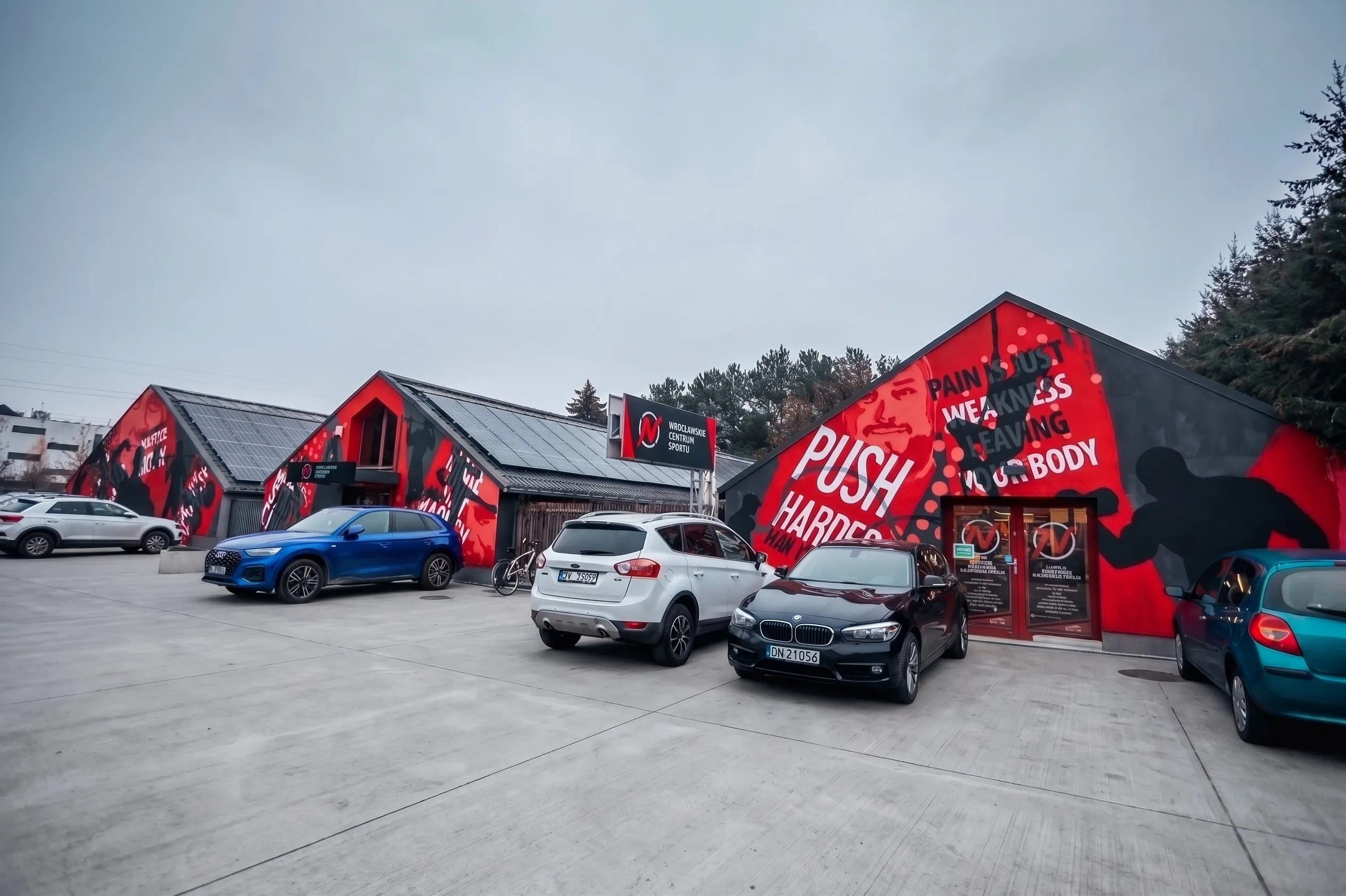 Hale N11 Wrocławskiego Centrum Sportu od strony parkingu