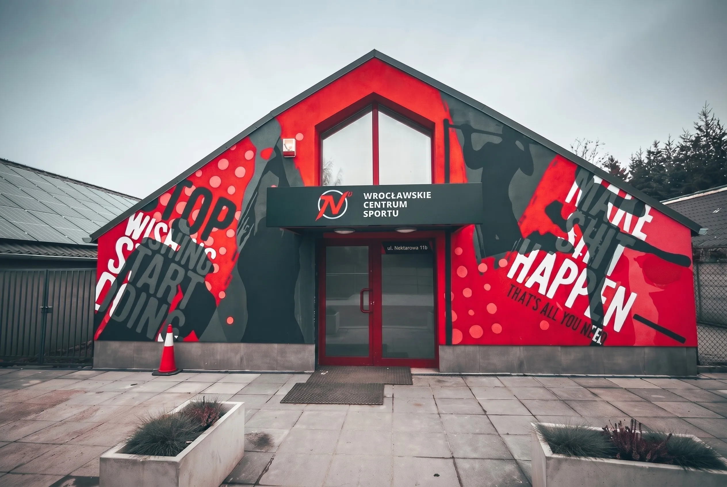 Wejście do Wrocławskiego Centrum Sportu N11 przy ul. Nektarowej 11b