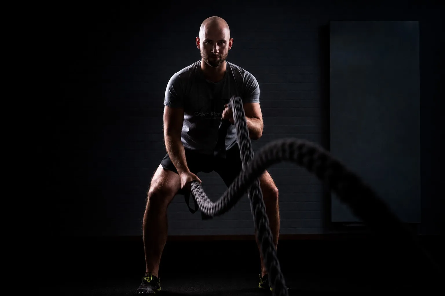 Wojciech Rokita podczas treningu z linami battle ropes w studio siłowym